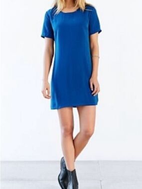 Kimchi Blue Royal Blue 90s Minimal Shift Dress Model Off Duty XS